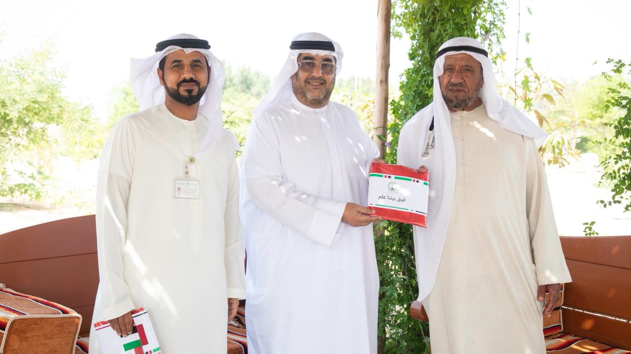 بلدية الحمرية تُطلق مبادرة "فوق بيتنا علم" بمناسبة يوم العلم