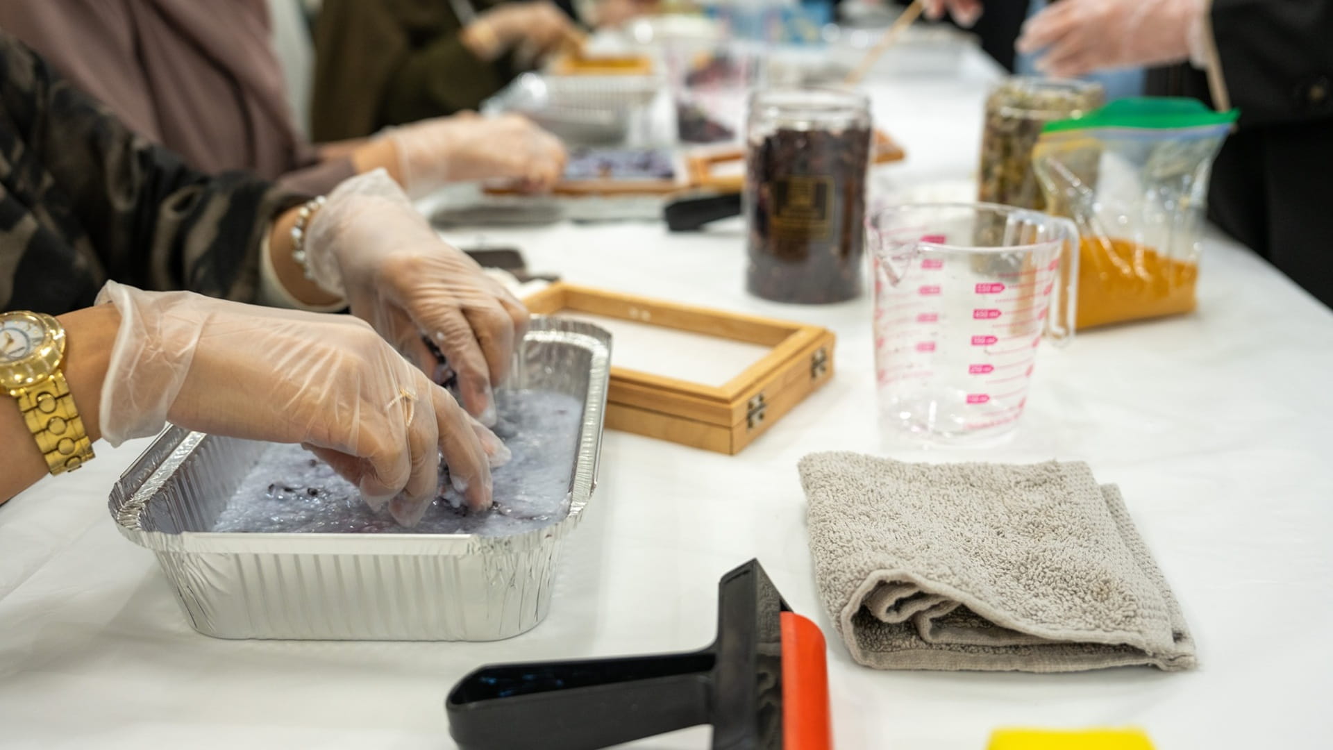 مكتبات الشارقة و"إرثي" يوظفان القصة والحرفة لحفظ الموروث الإماراتي 