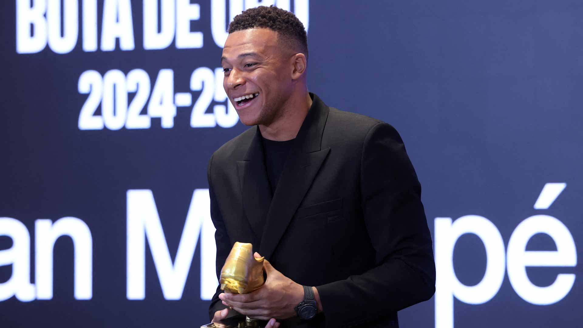 الفرنسي مبابي يتسلم الحذاء الذهبي الأوروبي ويتمنى الفوز به مجدداً