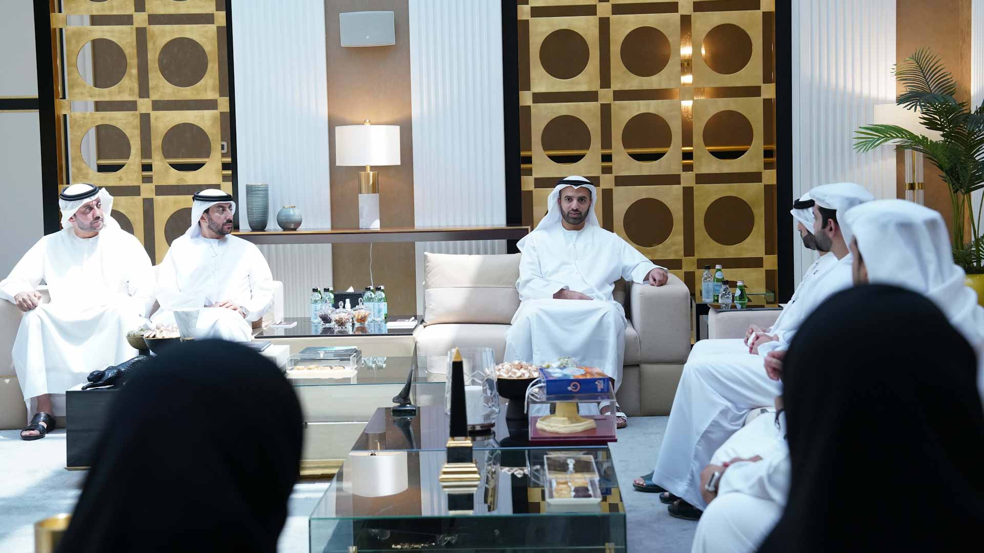 ولي عهد رأس الخيمة يستقبل مجلس الشباب وفريق "المرعي" الفائز 