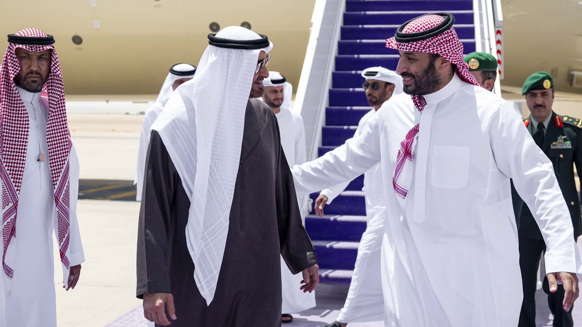 صورة بعنوان: رئيس الدولة يصل الرياض وولي عهد السعودية في مقدمة مستقبليه 