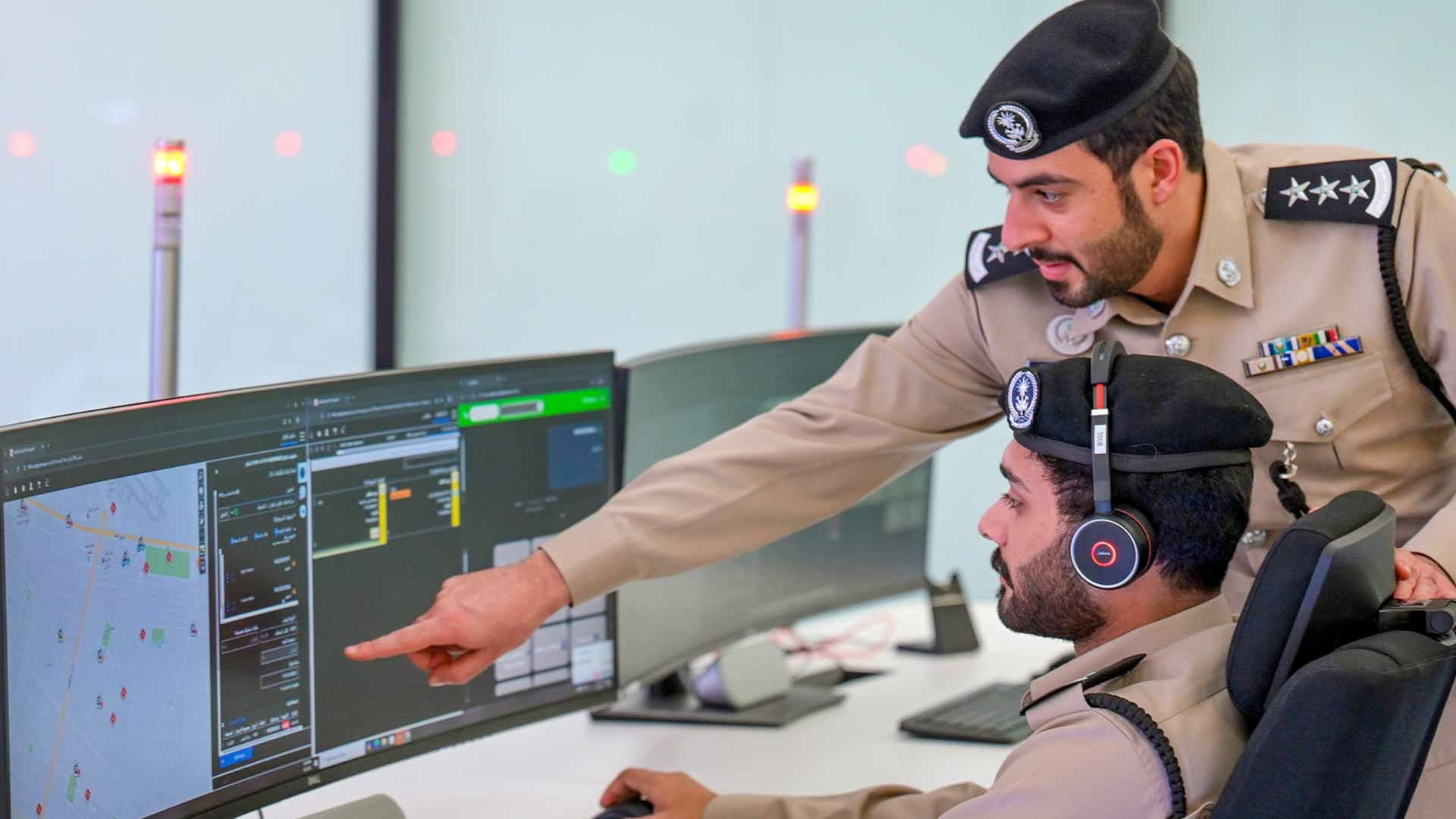 شرطة الشارقة تنقذ شخصين من داخل مركبة تعرضت لعطل فني