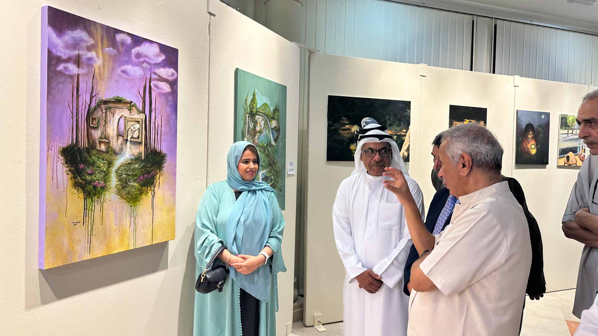 6 فنانات طموحات يبدعن في معرض"أنامل إماراتية" بالنادي العربي 