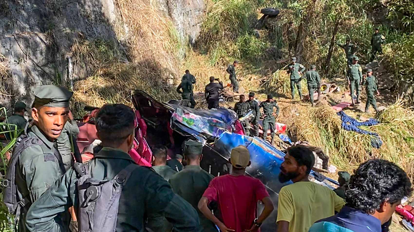 في حادث مأساوي.. حافلة تسقط في واد سحيق بسريلانكا مخلفة 15 قتيلاً