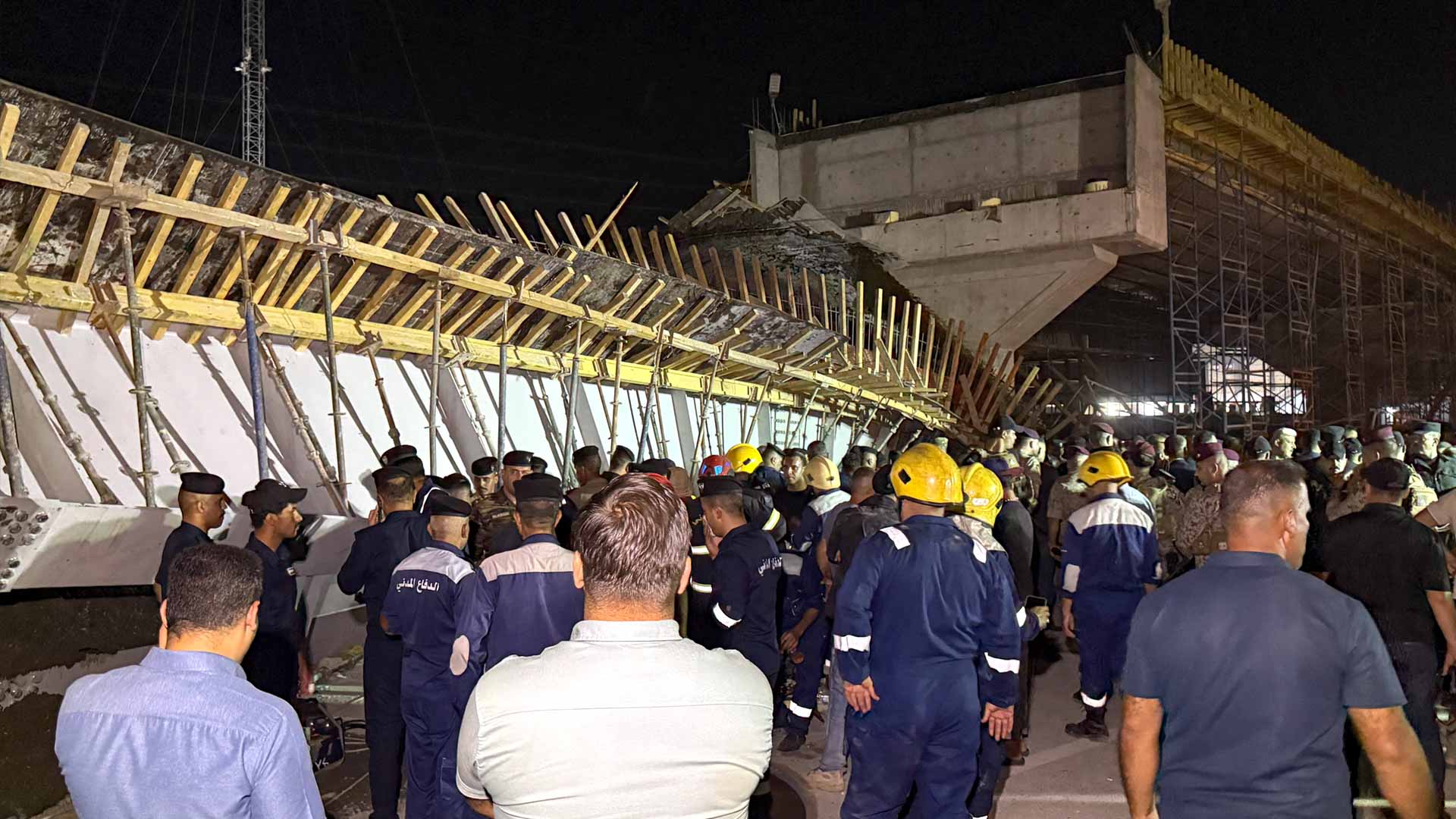 دفاع مدني العراق يعلن وفاة شخصين إثر انهيار جسر قيد الإنشاء 