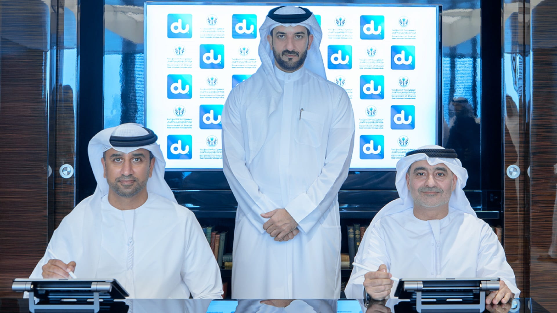سلطان بن أحمد يشهد توقيع شراكة بين "الشارقة لتقنيات الاتصال" و"دو"