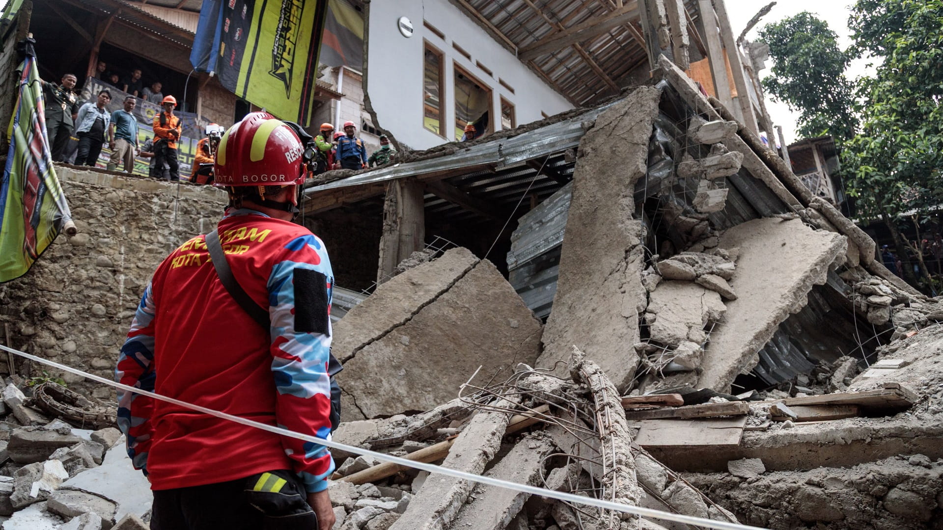 Indonesia building collapse kills 4, injures dozens