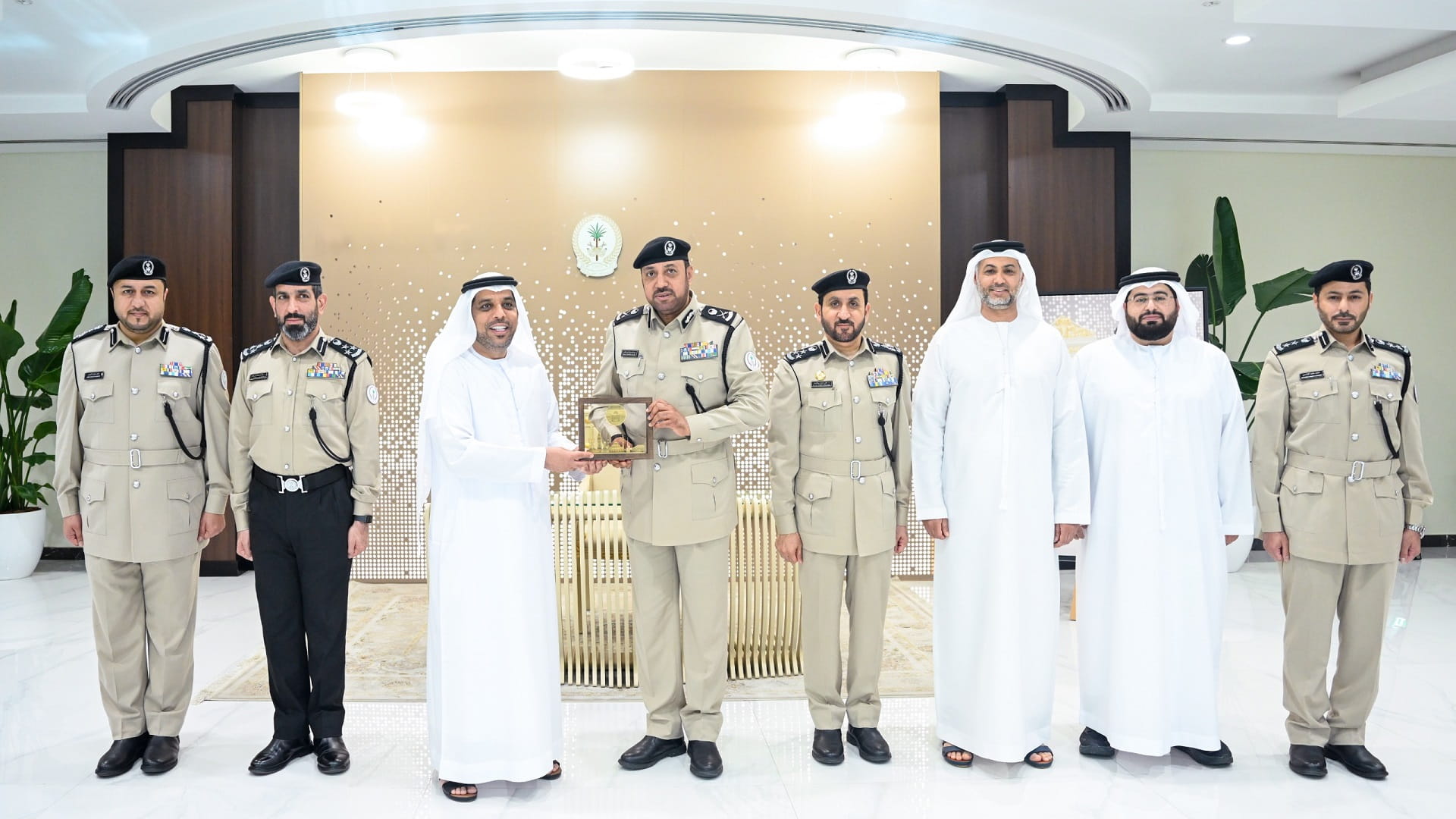 Sharjah Police Commander-in-Chief receives Director General of SFD