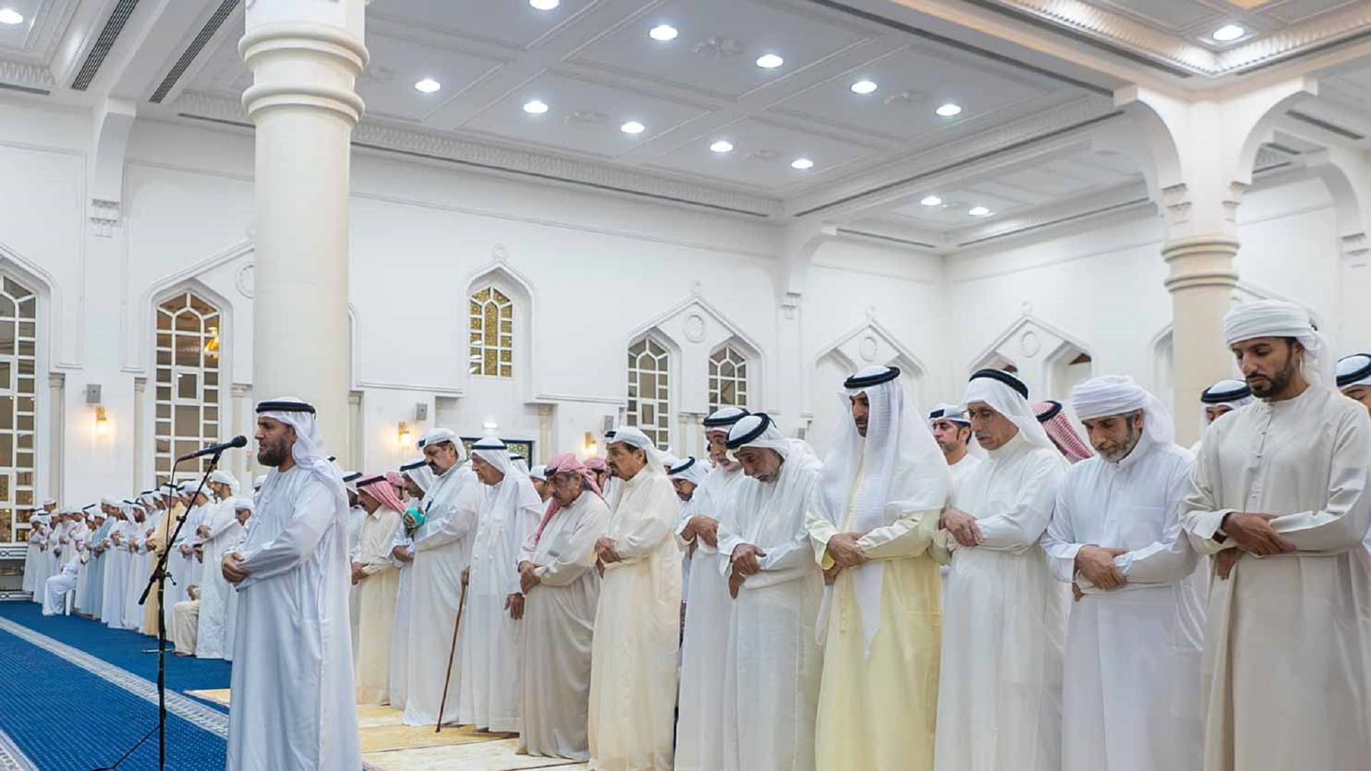 حاكم عجمان يؤدي صلاة الجنازة على جثمان الشيخة عائشة محمد خلف 