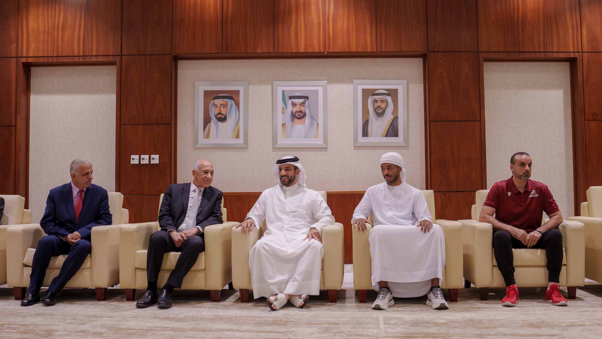 سلطان بن أحمد يلتقي فريق جامعة الشارقة المشارك بمونديال الصين