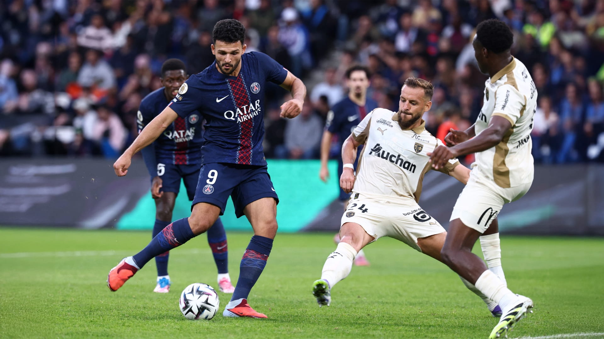 سان جيرمان يتصدر الدوري الفرنسي لكرة القدم 