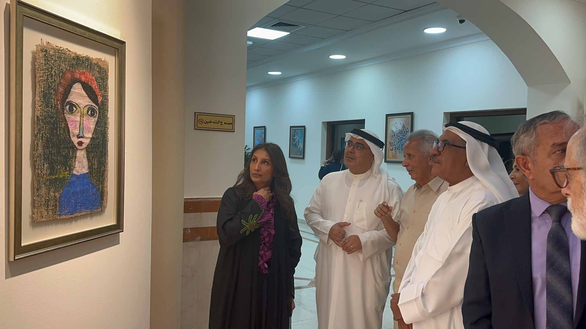 ميرة القاسم تعرض تجربتها الفنية في "ملامح بلا ظلال" بالنادي العربي 