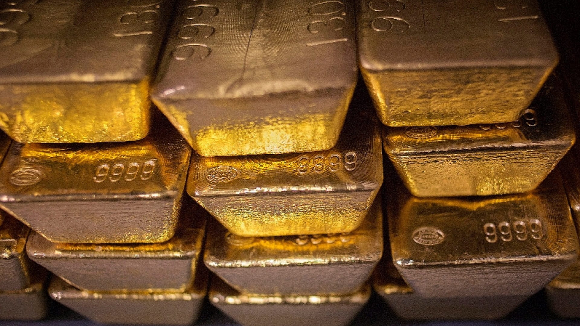 مجدداً.. الذهب يسجل ارتفاعاً قياسياً مع تراجع الدولار 
