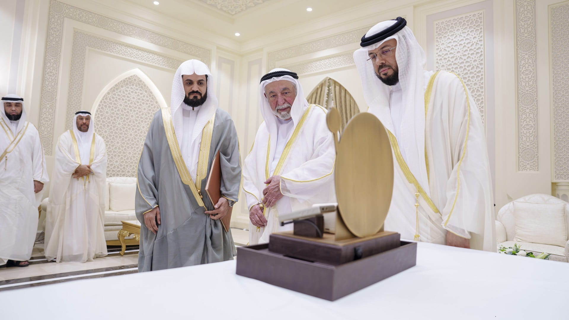 حاكم الشارقة يطلق المصحف المرتل للقارئ رعد الكردي