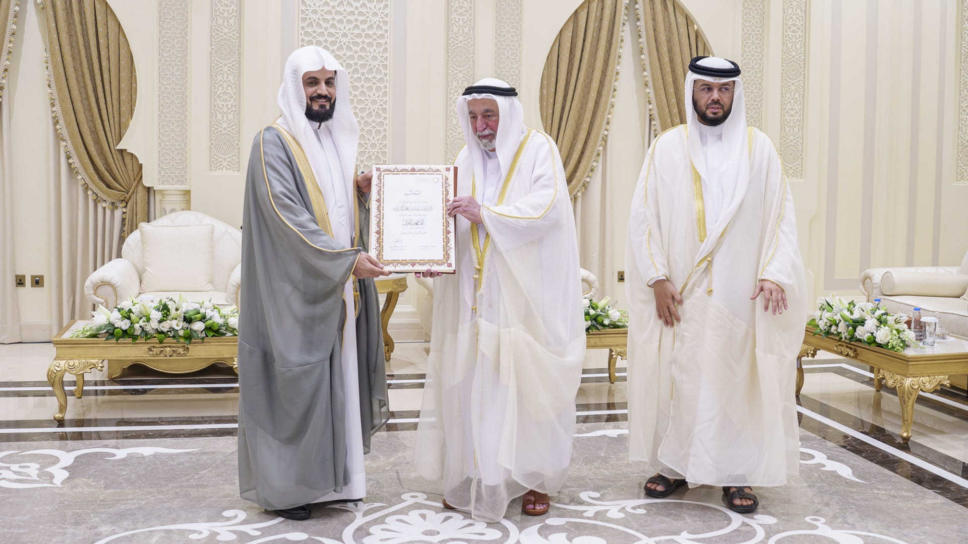 حاكم الشارقة يطلق المصحف المرتل للقارئ رعد الكردي