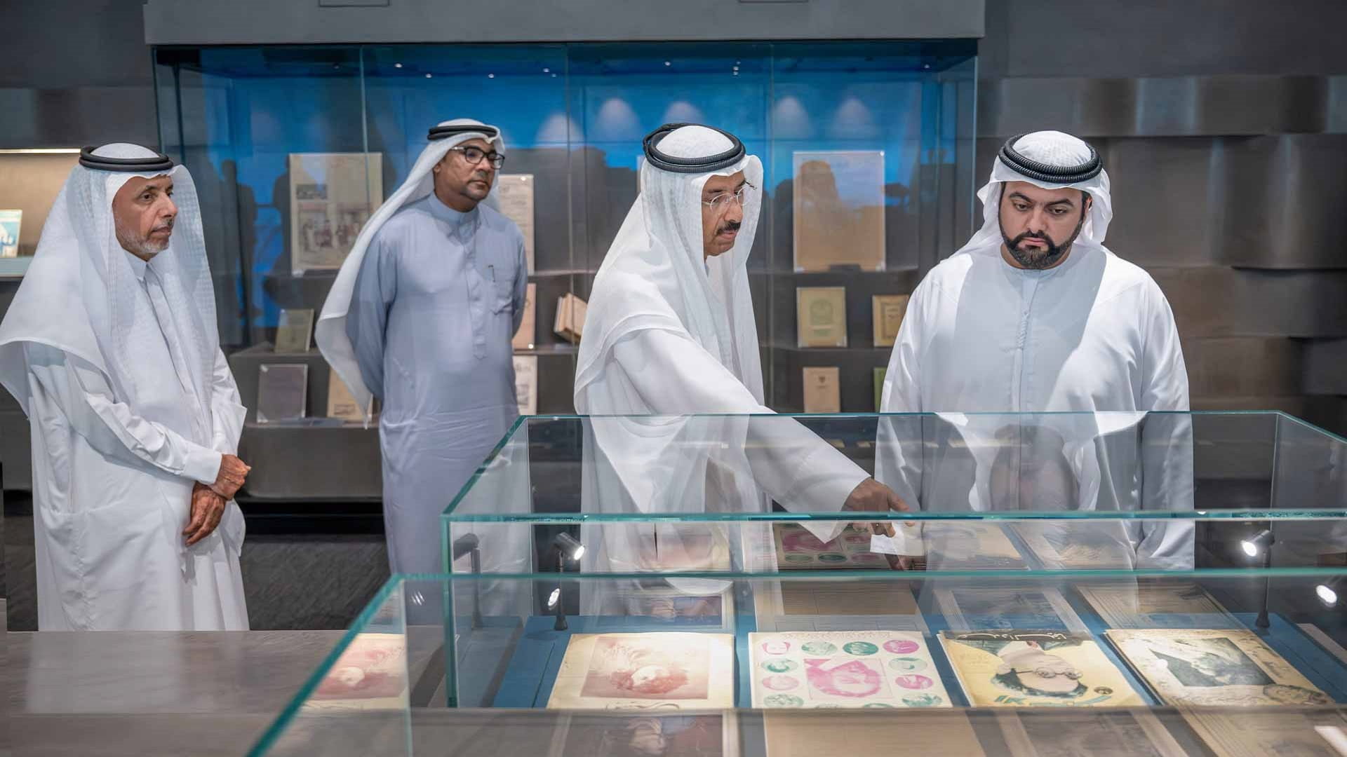 محمد الشرقي يزور مكتبة محمد بن راشد ويطلع على معرض ذخائر