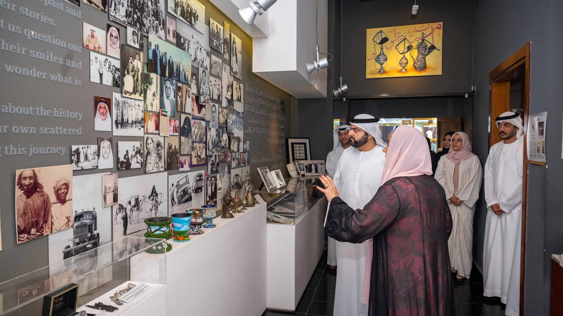 محمد الشرقي يزور متحف المرأة بدبي ويشيد بأهدافه