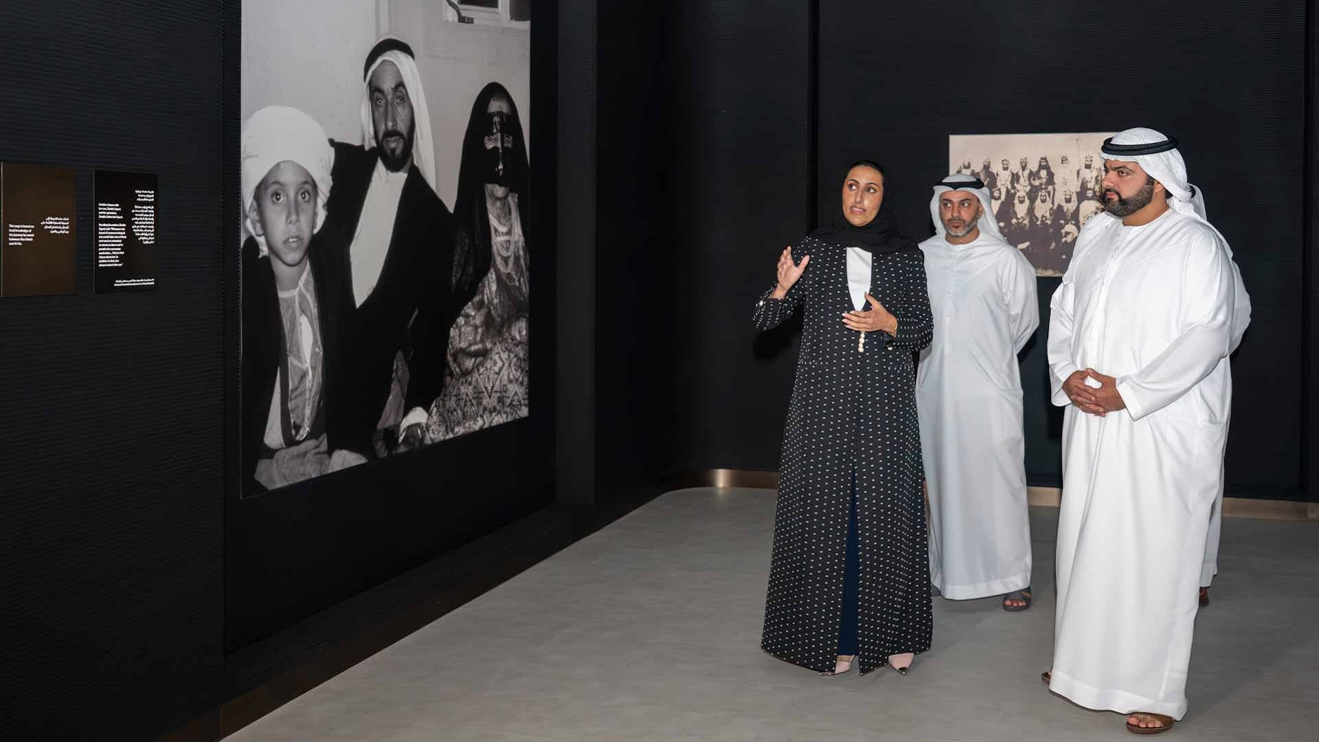 محمد الشرقي يفتتح معرض "لمحة عن متحف زايد الوطني" 