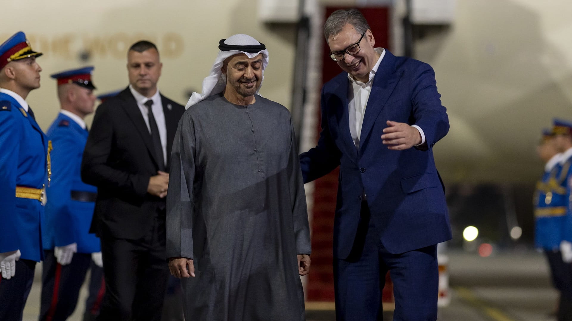 رئيس الدولة يصل صربيا في زيارة عمل وفوتشيتش بمقدمة مستقبليه