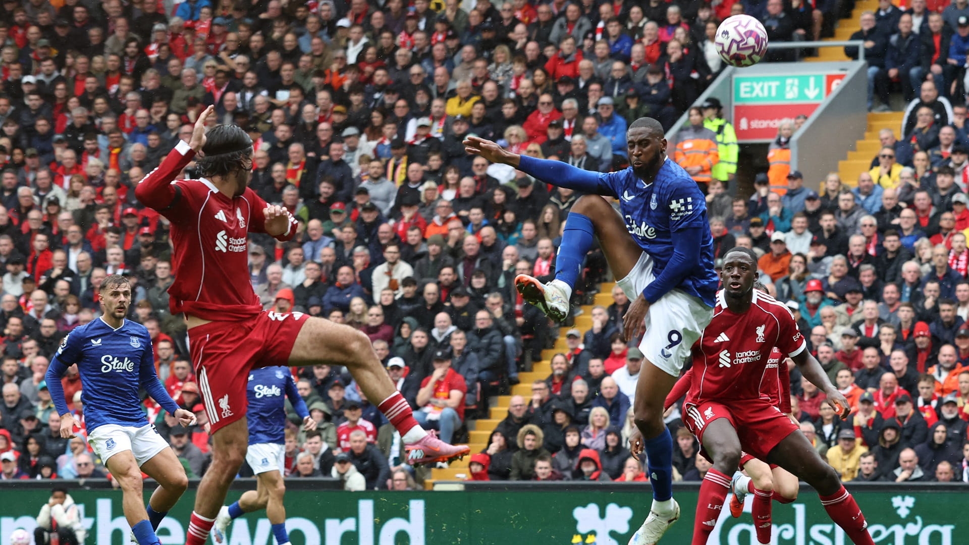ليفربول يحافظ على سجله خالياً من الهزائم في الدوري الإنجليزي 
