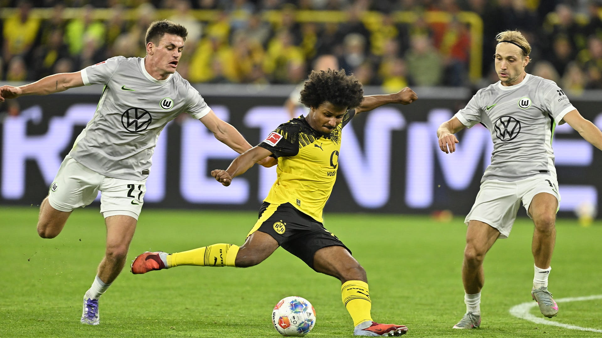 أدييمي يقود دورتموند للفوز على فولفسبورغ في الدوري الألماني 