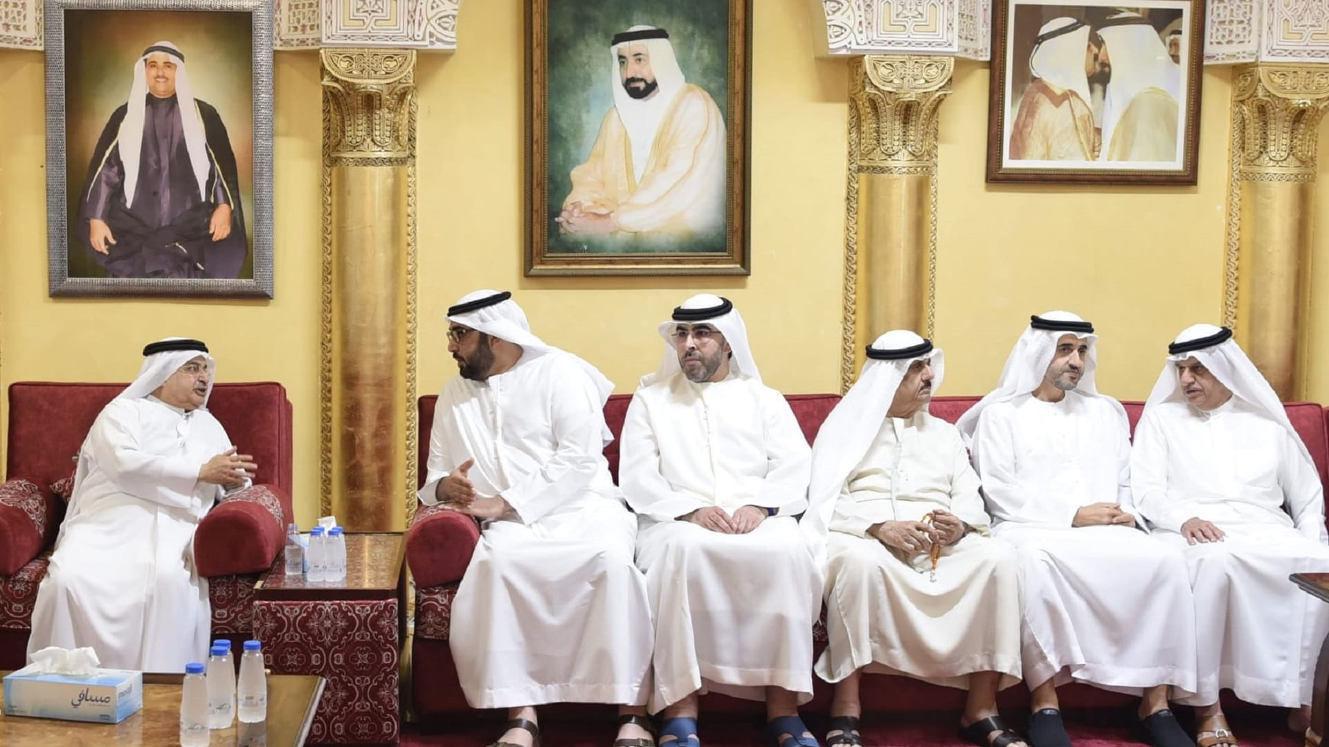 ولي عهد أم القيوين يعزي بوفاة الشيخ سلطان بن خالد بن محمد القاسمي