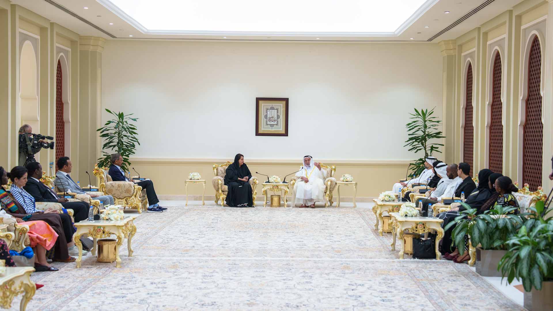  حاكم الشارقة يلتقي طلبة الدكتوراه بجامعة الدراسات العالمية 