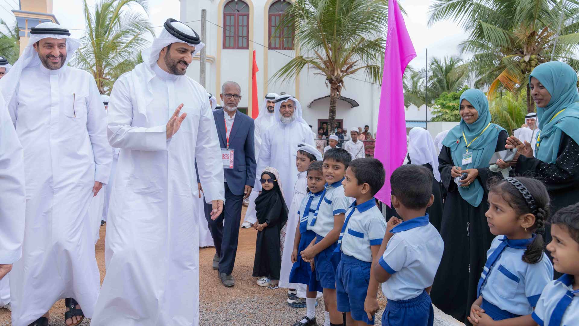 سلطان بن أحمد القاسمي يزور قرية الرحمة النسائية في سريلانكا  