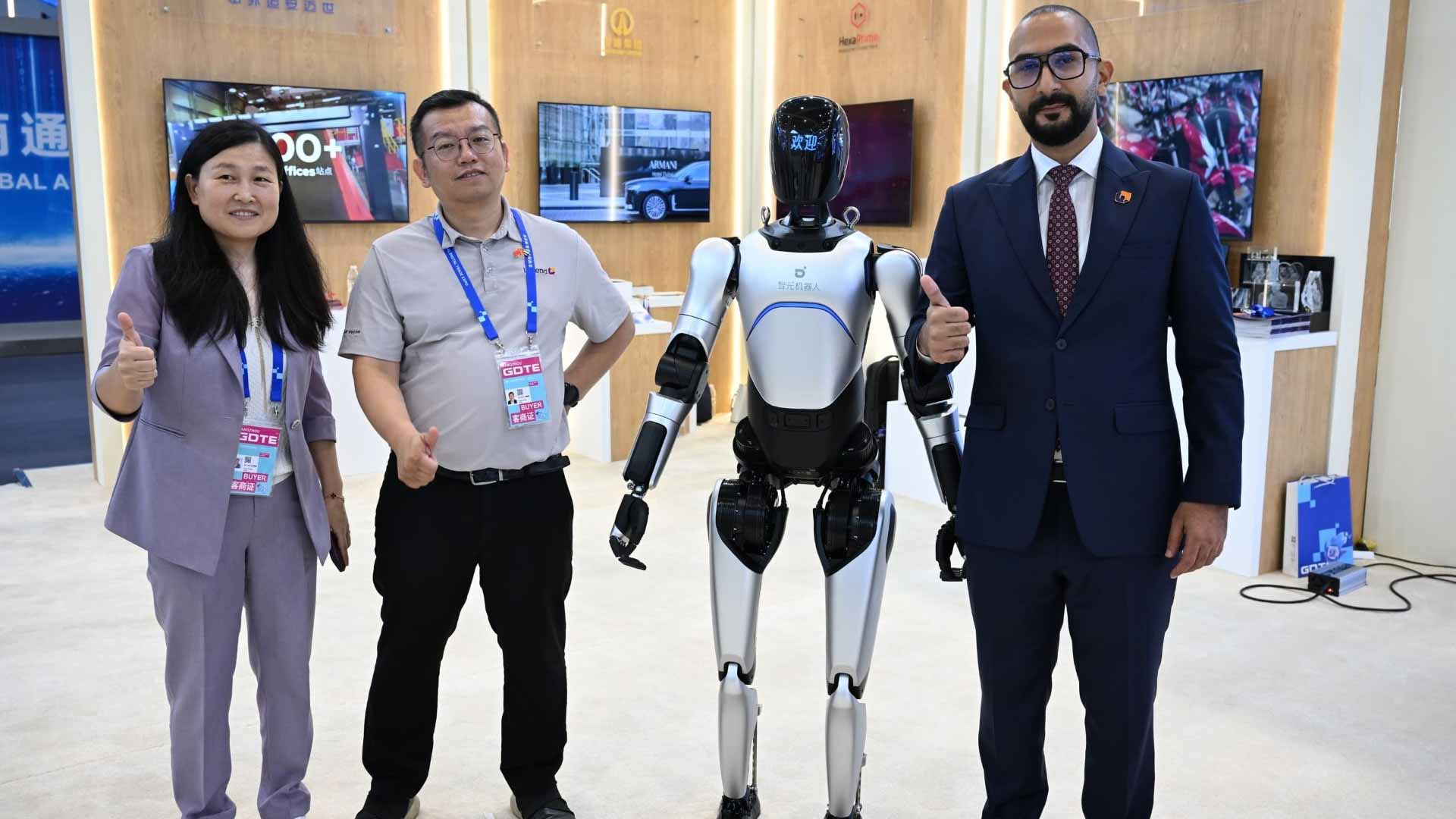 روبوت إماراتي يبهر زوّار معرض التجارة الرقمية في الصين 