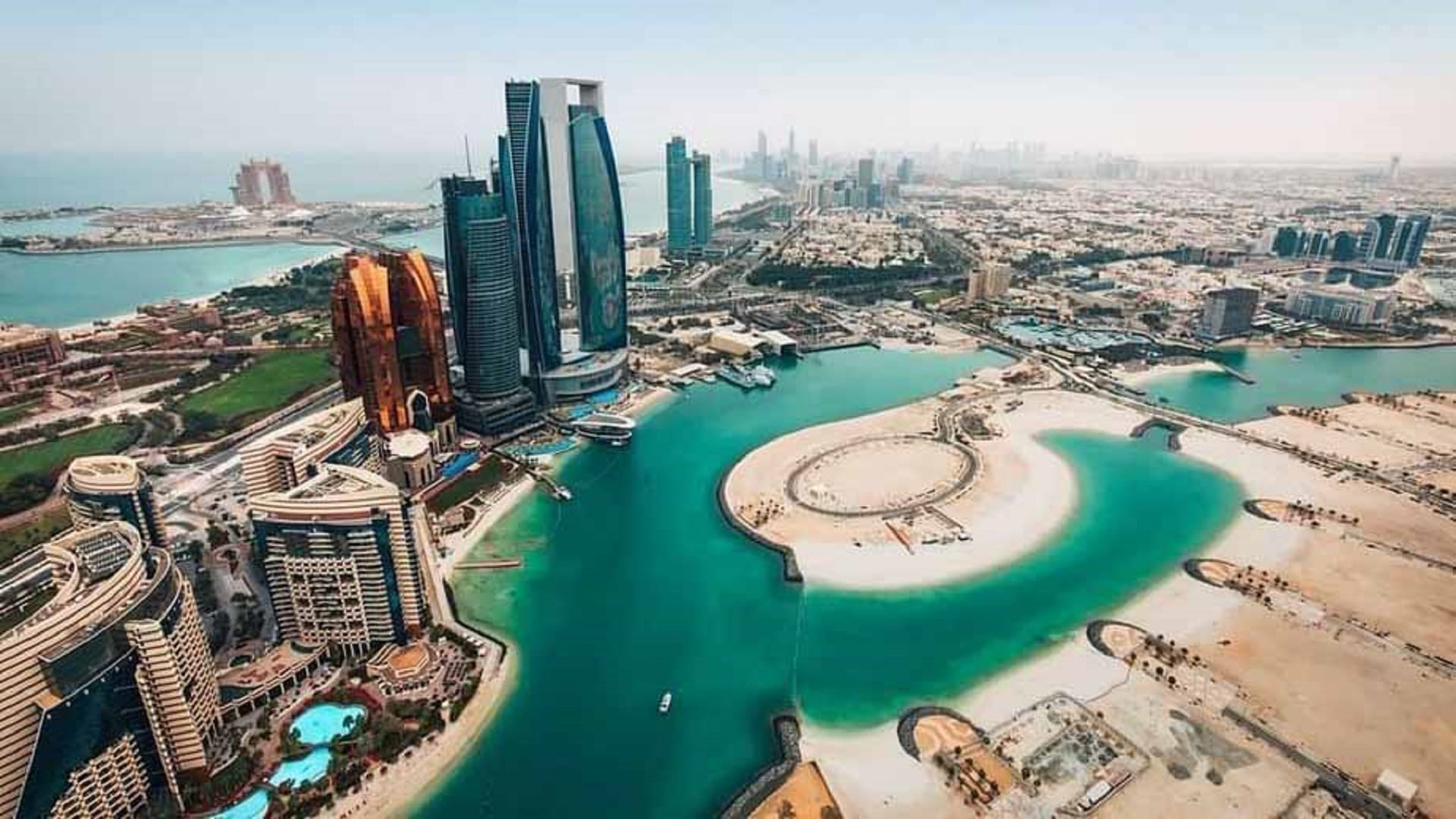 ابن طوق: 39,546 رخصة تجارية في مجالات السياحة والضيافة والطيران