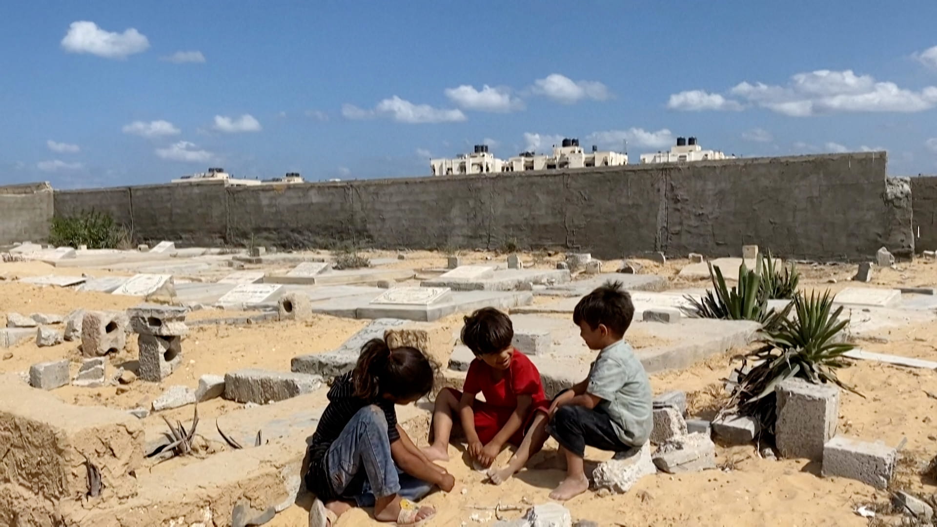 نازحون في غزة يبحثون عن "الحياة" في "مقبرة" بخان يونس 