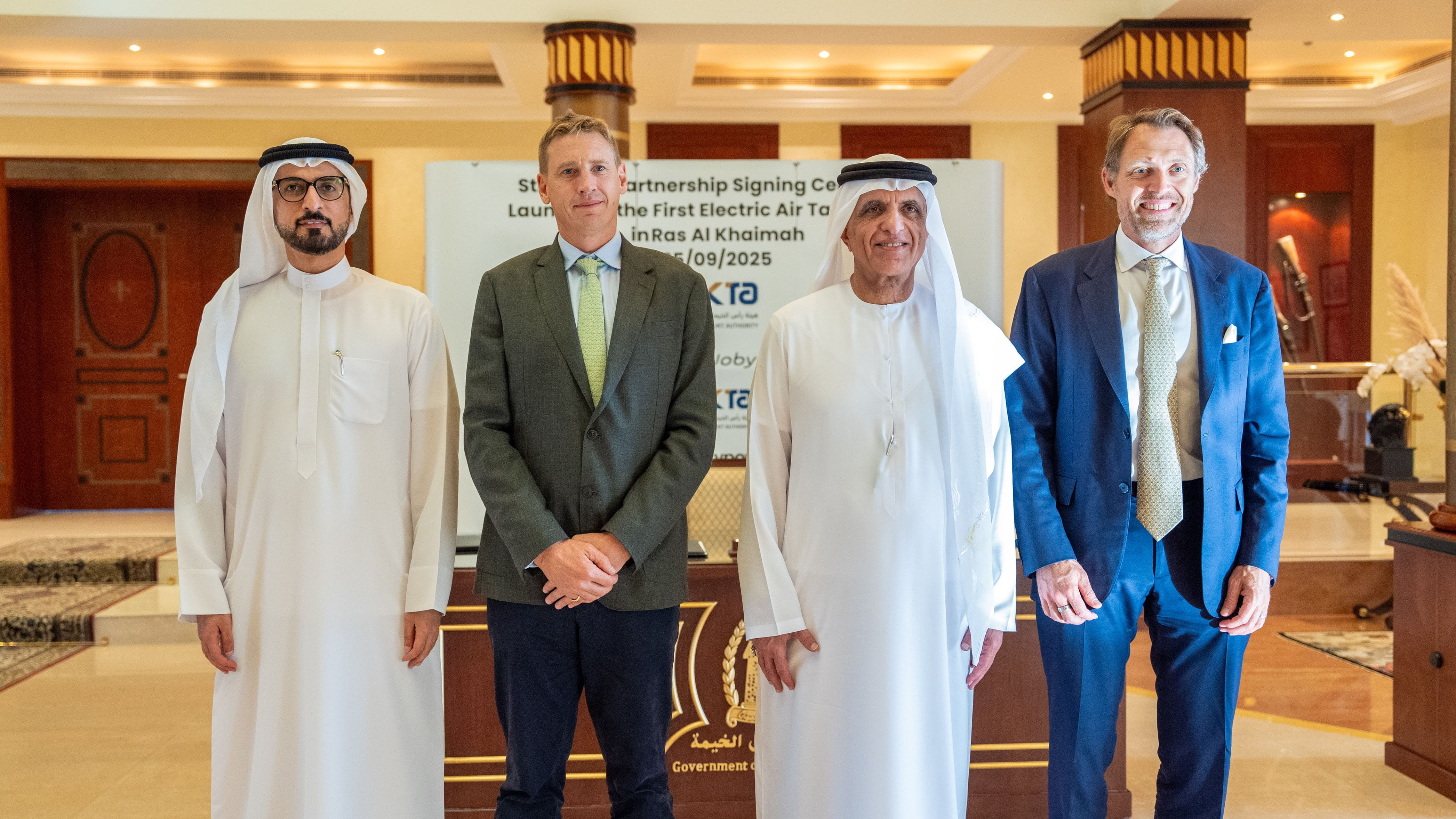 سعود بن صقر يشهد توقيع مذكرة تشغيل أول تاكسي جوي كهربائي بالإمارة