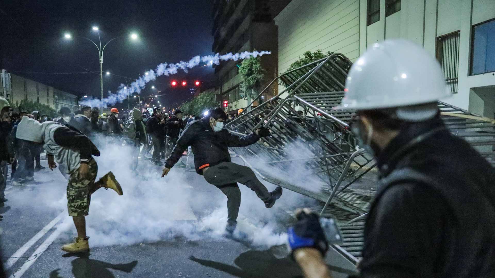 صورة بعنوان: 19جريحاً في احتجاجات مناهضة لحكومة دينا بولوارتي في بيرو 