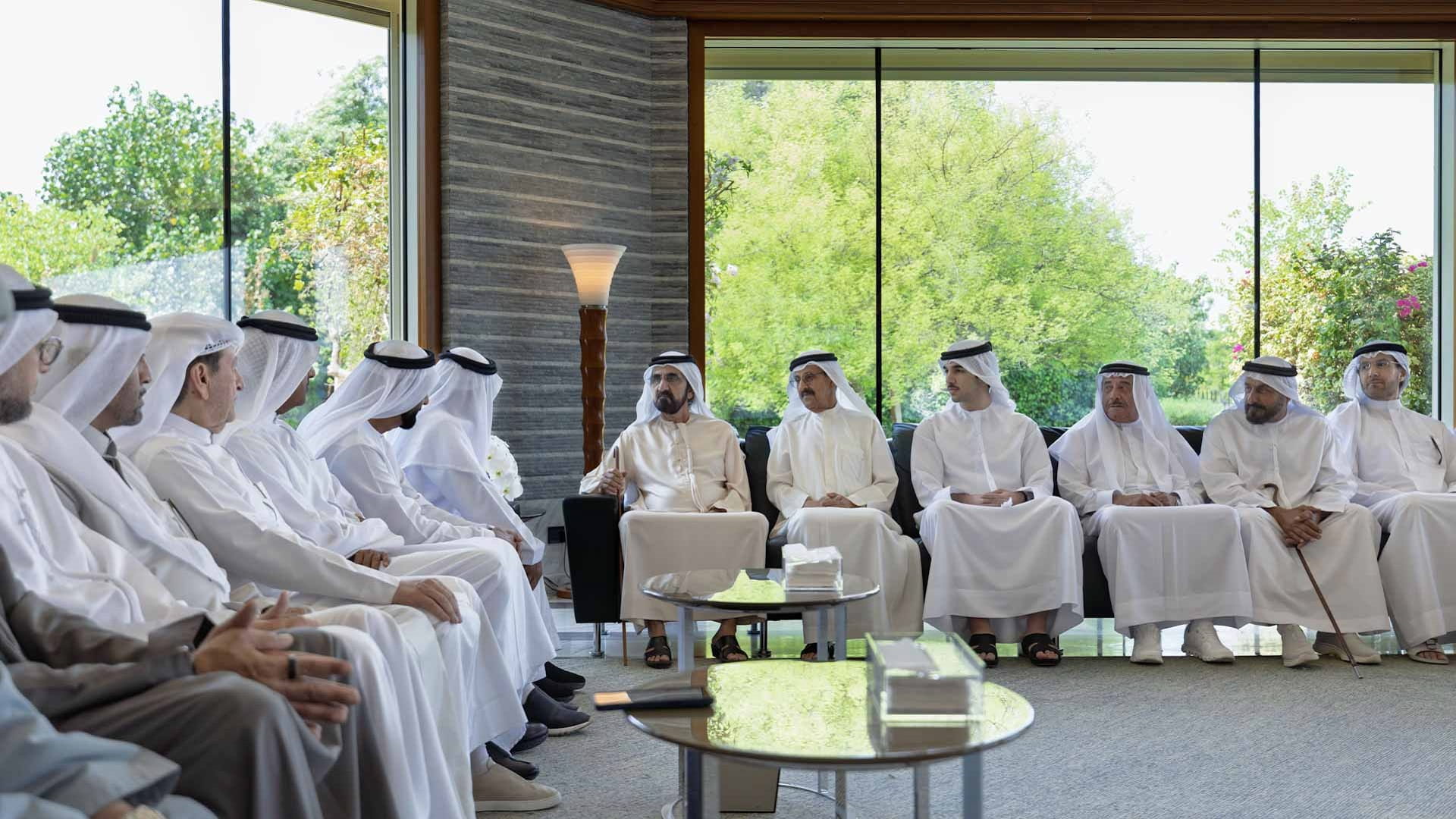 محمد بن راشد يقدم واجب العزاء في وفاة فاطمة بنت سعيد محمد الكندي