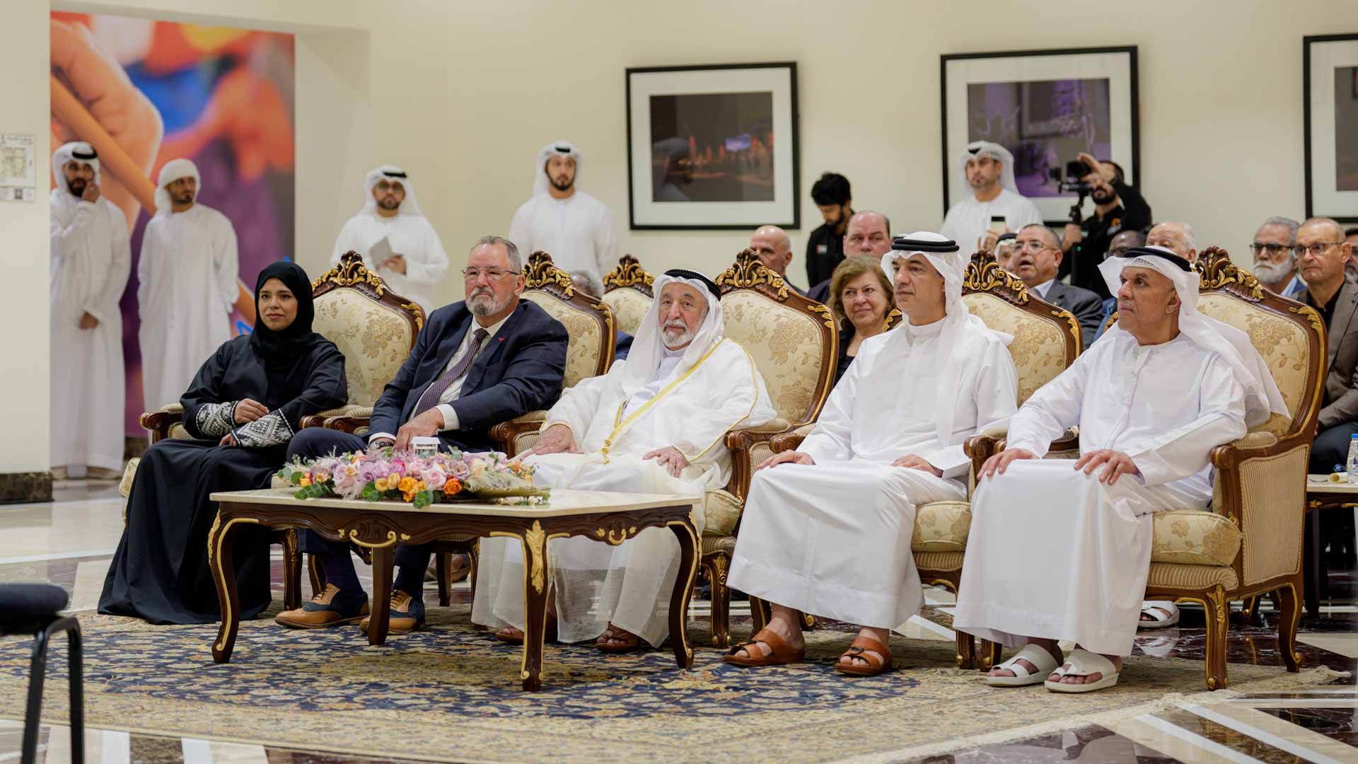 حاكم الشارقة يلتقي طلبة كلية الموسيقى في أكاديمية الفنون الأدائية