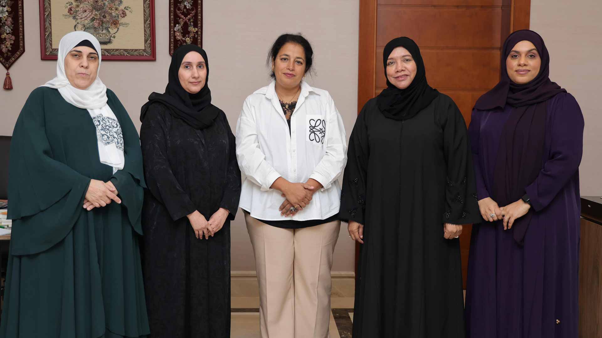 الباحثة المغربية "نزهة حيكون" تطلع على أنشطة "المكتب الثقافي"