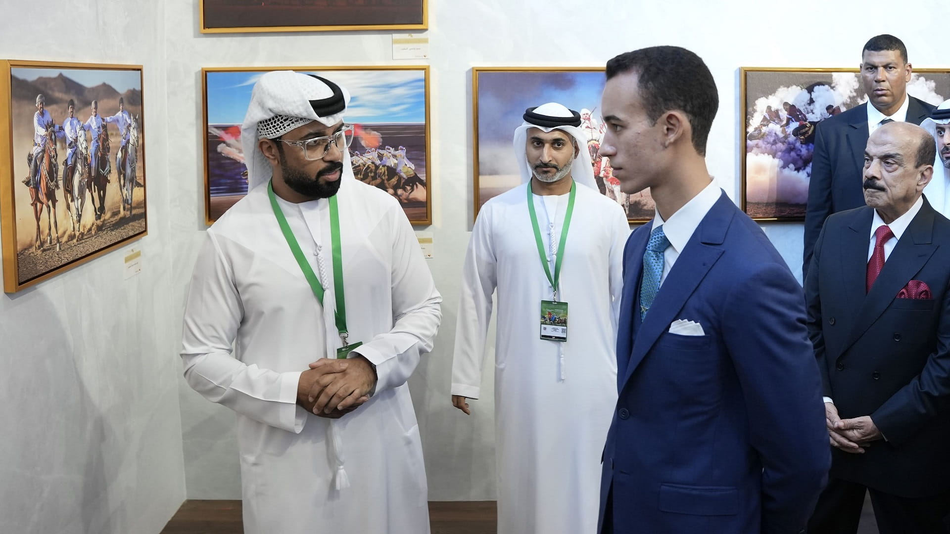 ولي عهد المغرب يزور منصة جائزة منصور بن زايد لتصوير الخيل العربي 