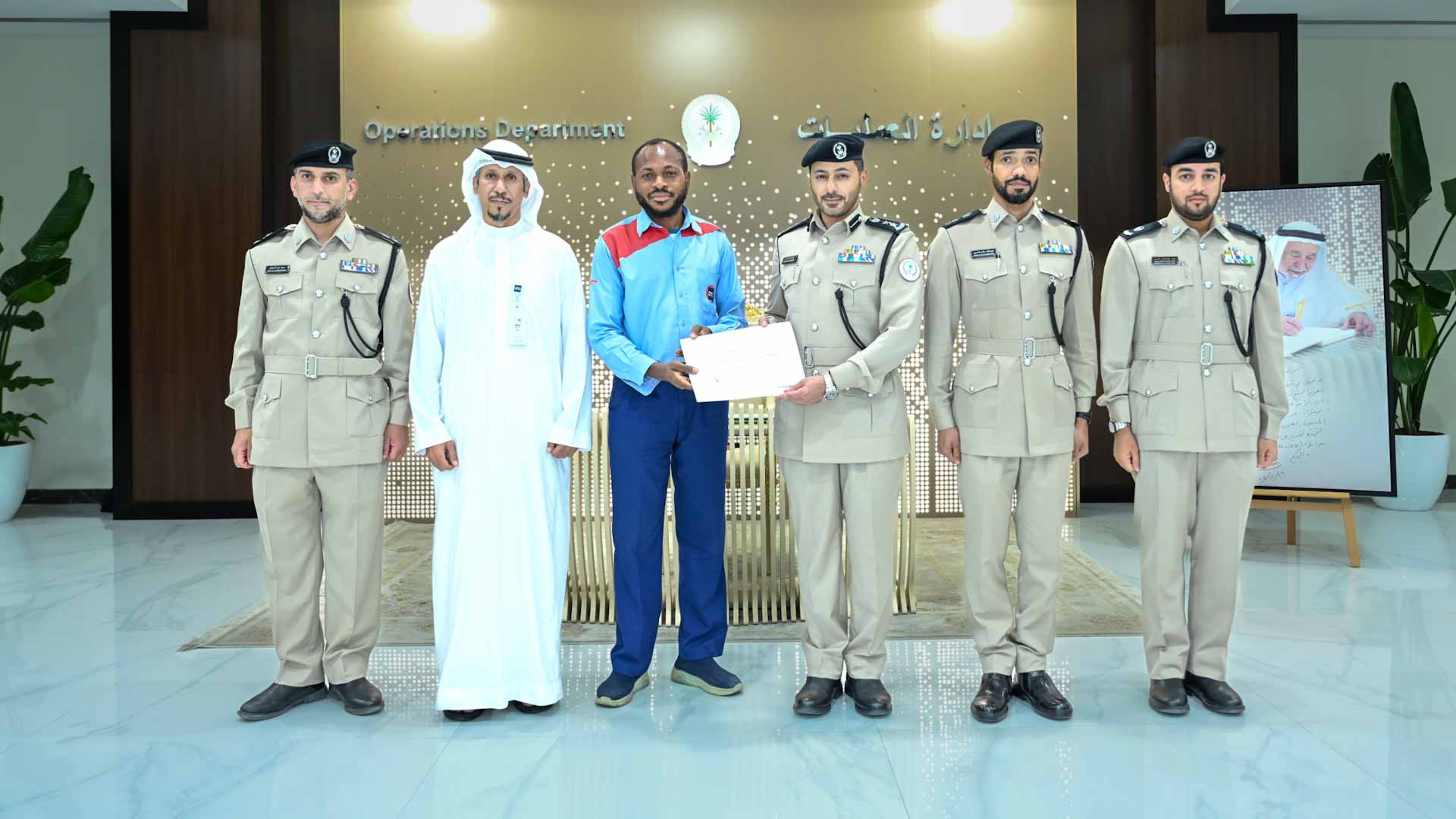 شرطة الشارقة تكرّم سائق أجرة لأمانته