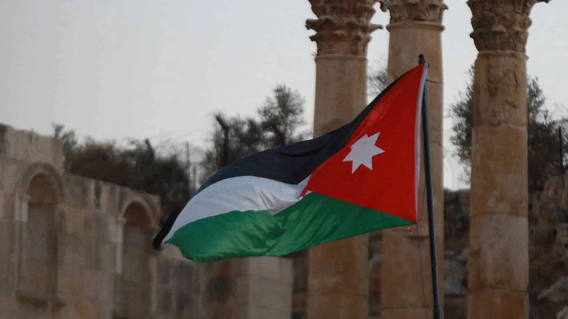 صورة بعنوان: القوات المسلحة الأردنية تعلن عن اعتراض صاروخ ومسيرتين من إيران 