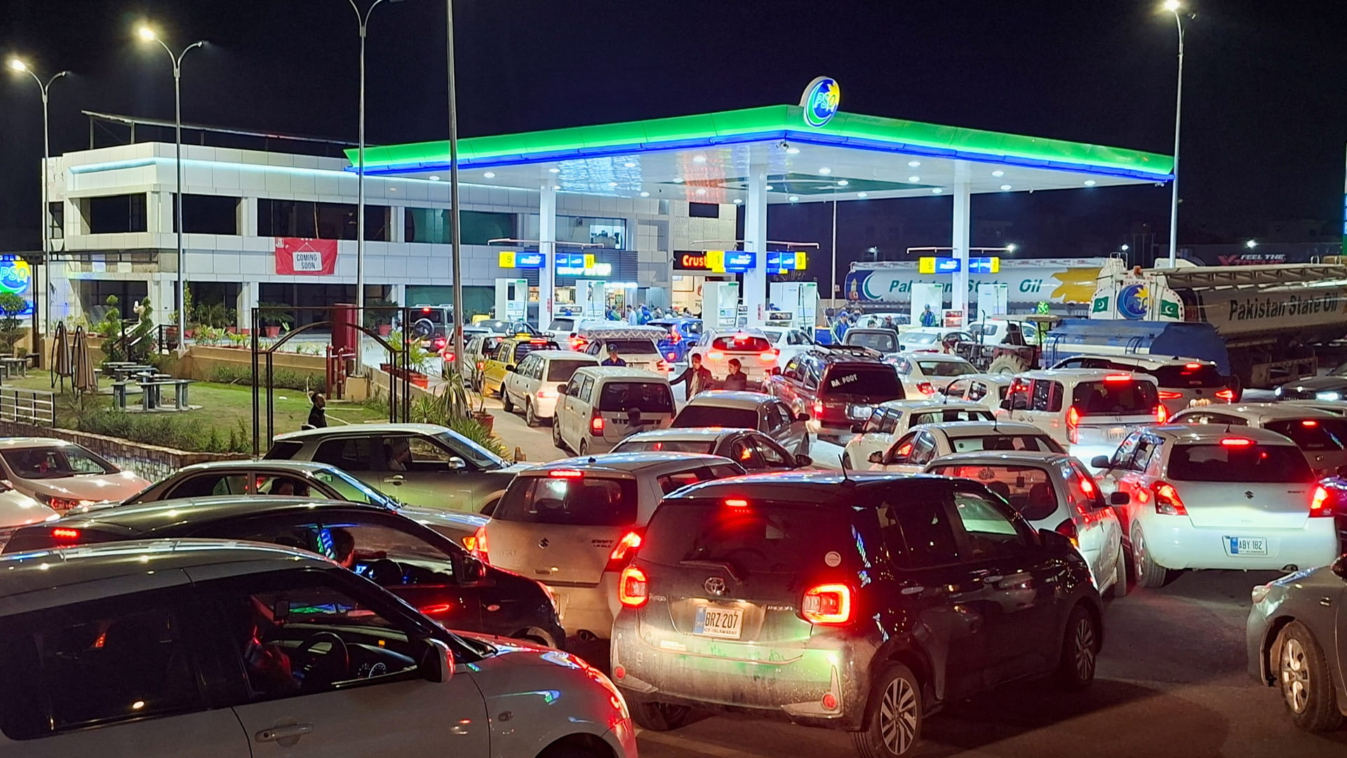 صورة بعنوان: باكستان ترفع أسعار الديزل والبنزين للمستهلكين بشكل حاد 
