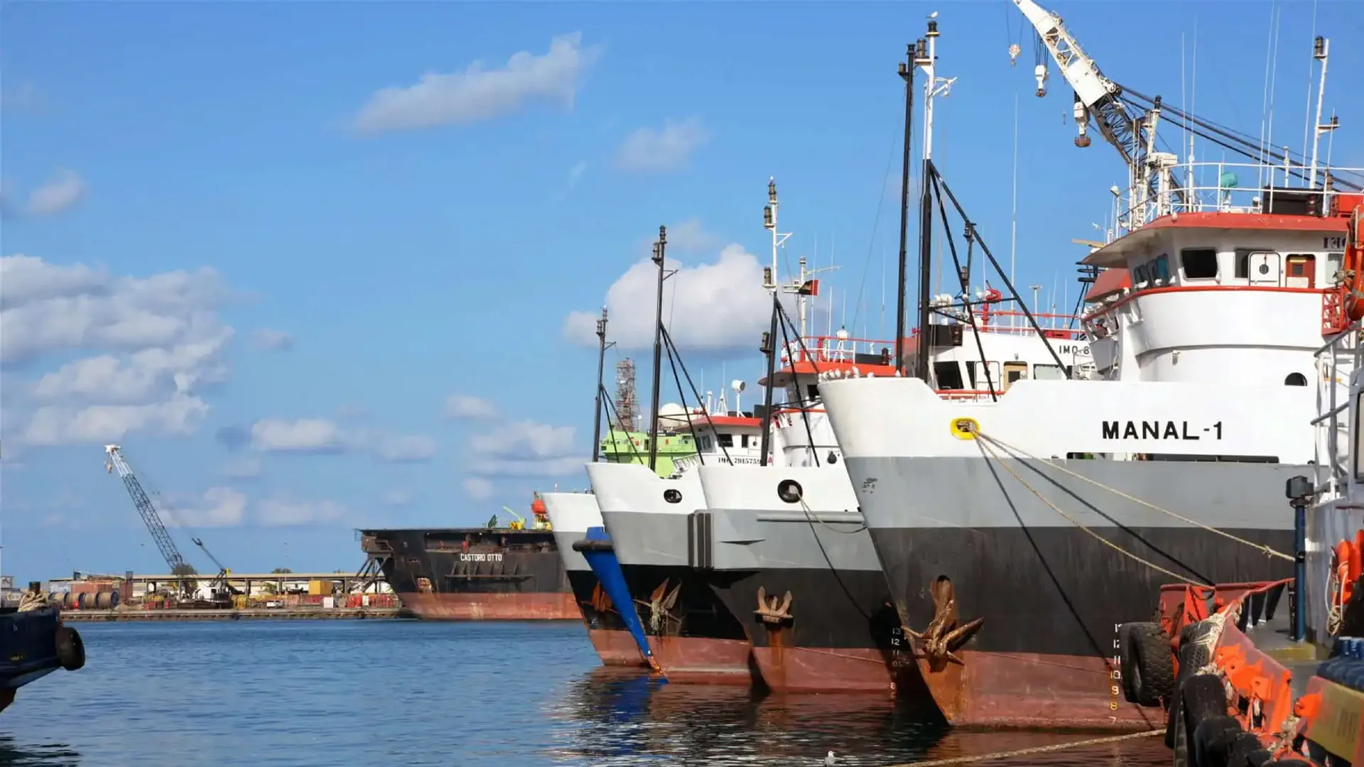 Sharjah authorities respond to incident at Khorfakkan Port 