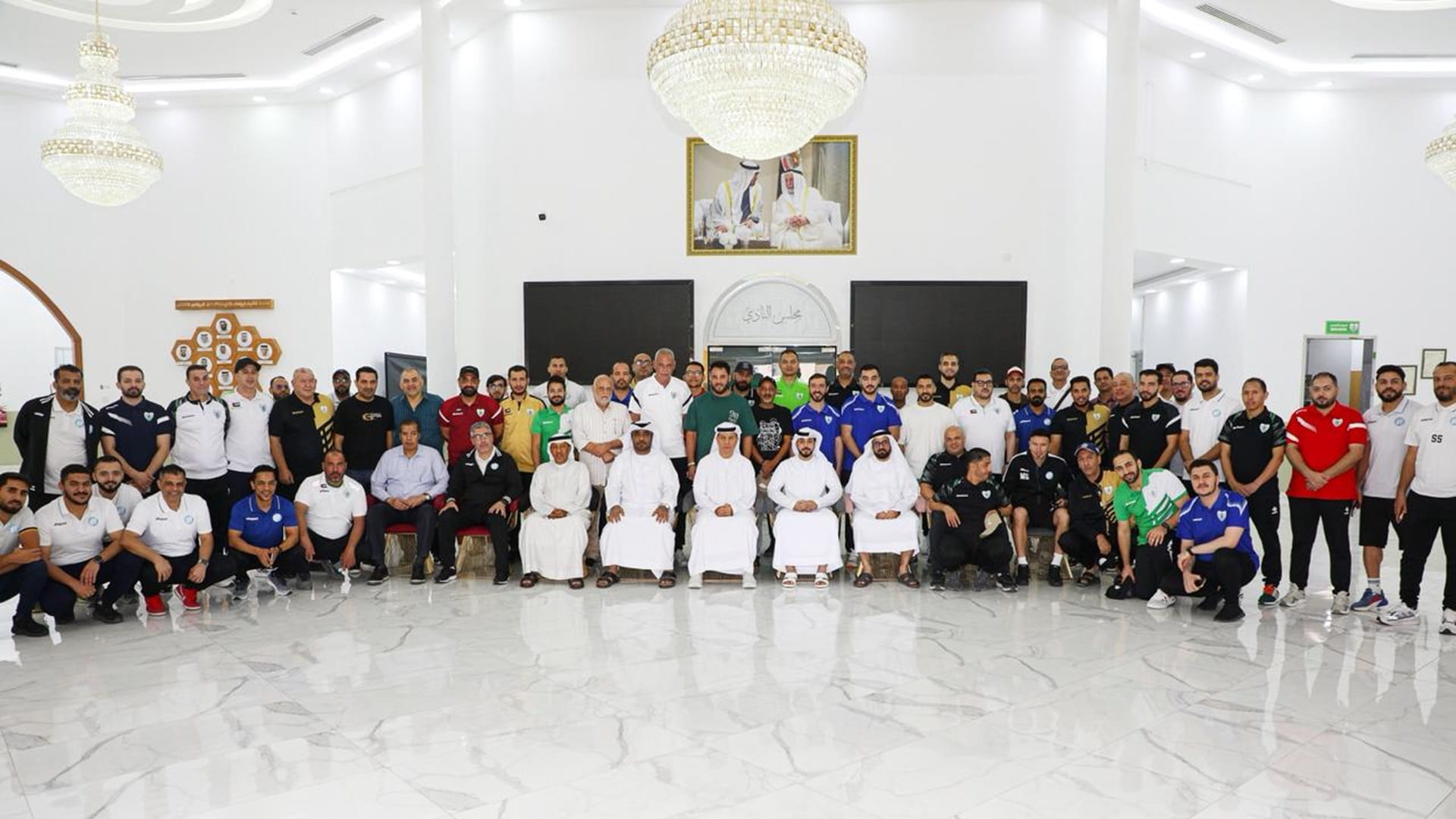 نادي دبا الحصن ينمي مهارات الحوار ويعزز بيئة العمل الرياضي