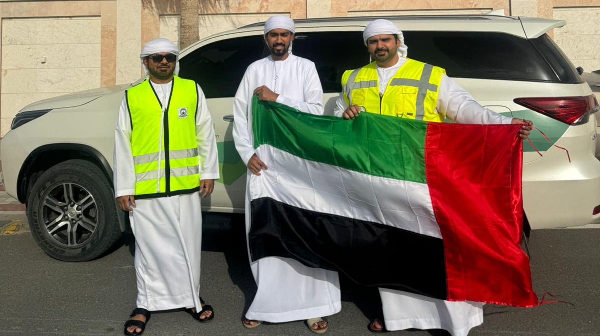 بلدية الحمرية توزع أعلام الدولة على أهالي المنطقة في منازلهم