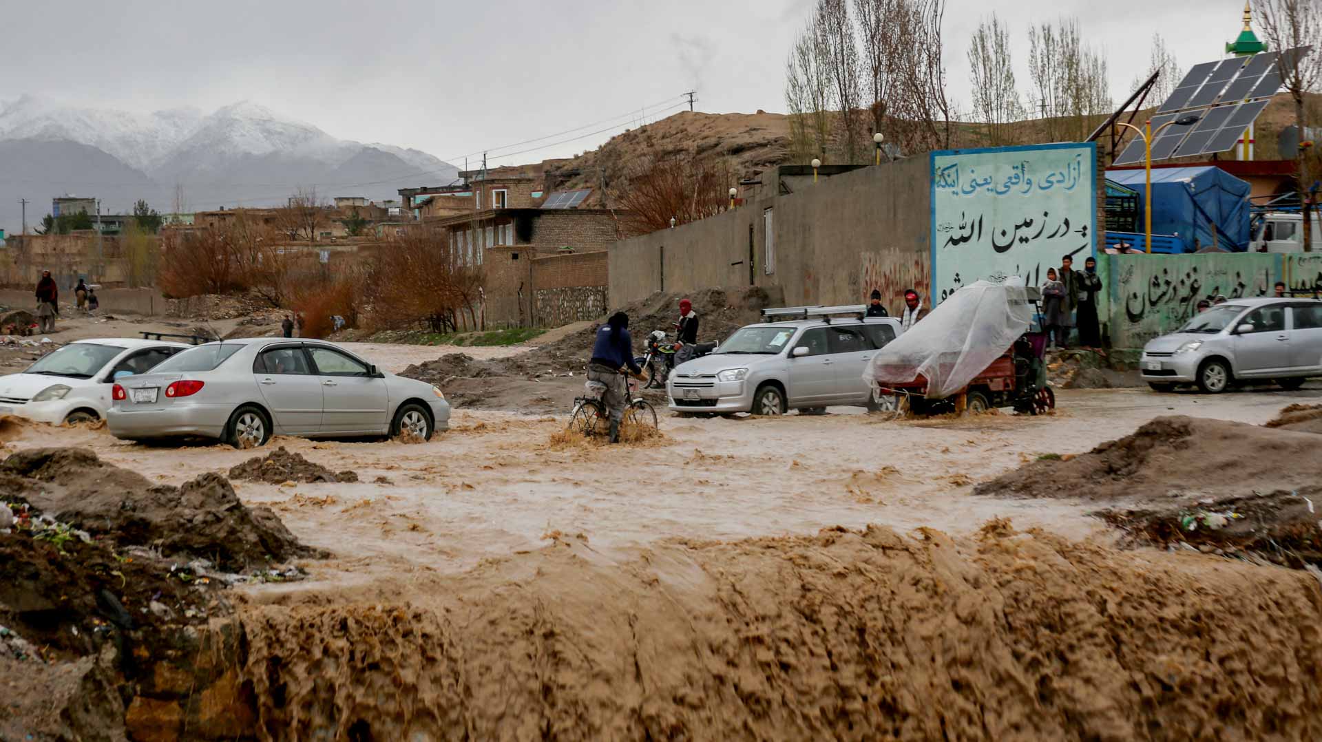 وفاة 3 أشخاص إثر غمر المياه لمنجم ذهب في شمال أفغانستان 