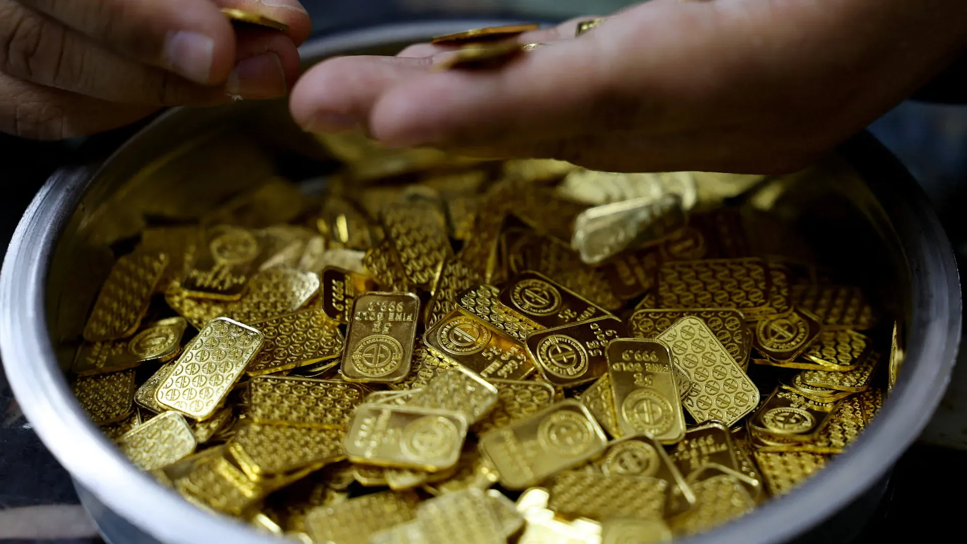 Gold slips from one-month high on firmer dollar 