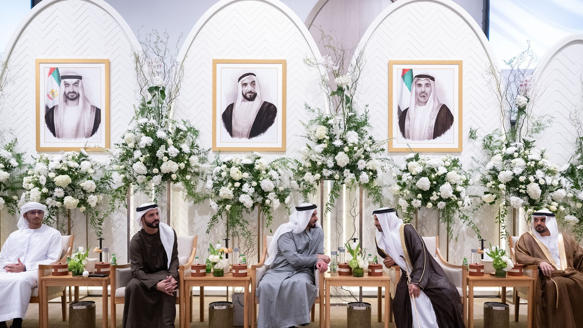 سيف بن زايد يشهد أفراح الفهيم والخاطر في أبوظبي 