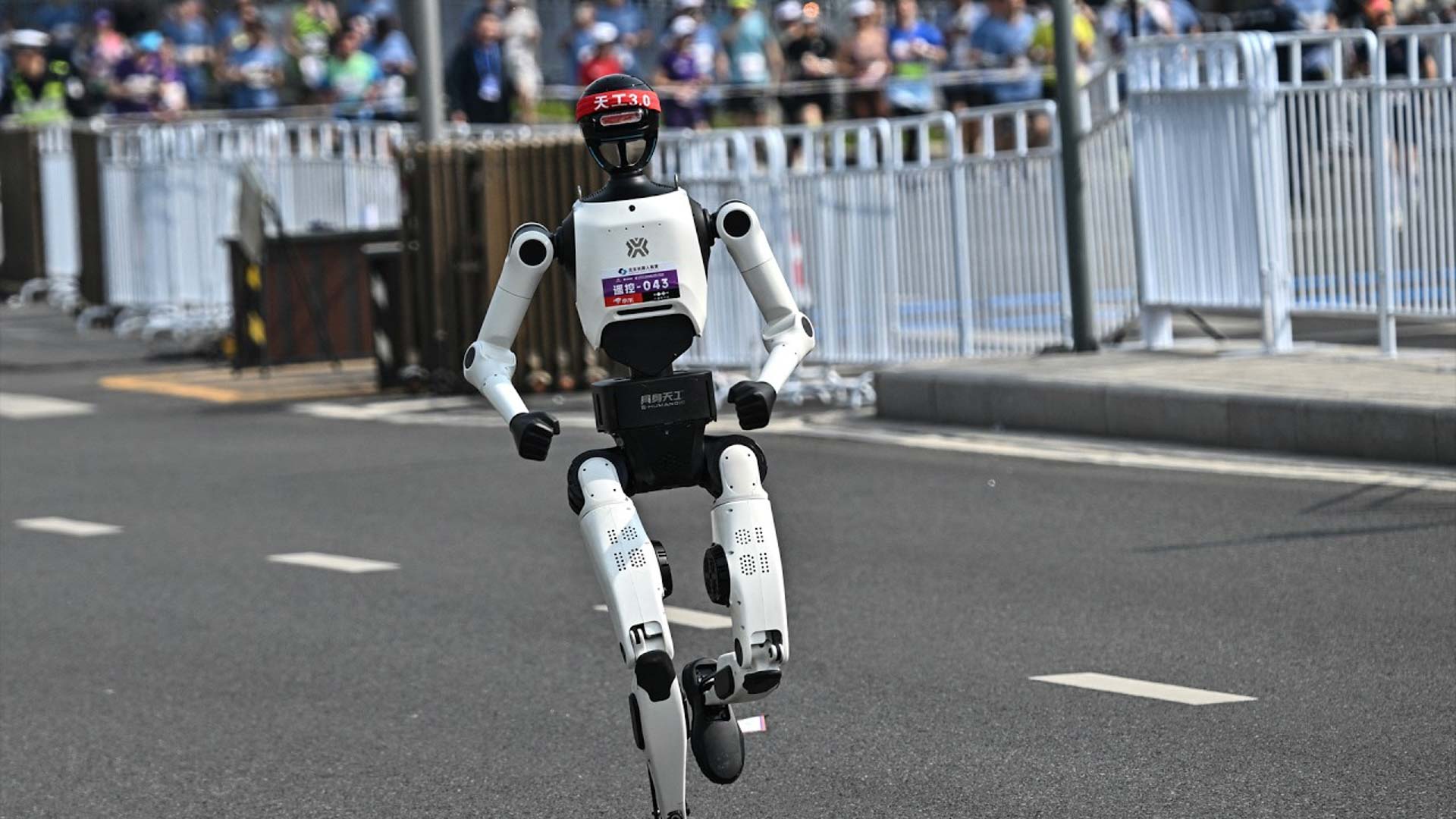 Robots outpace humans in Beijing half marathon 