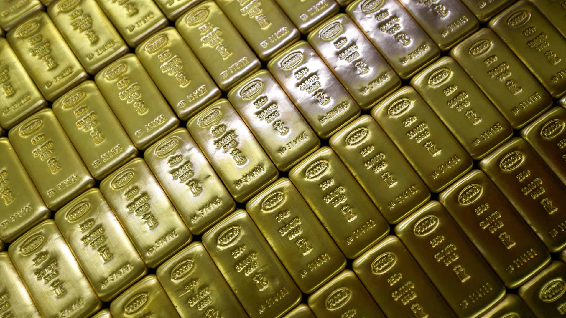 الذهب يهبط مع صعود النفط وسط ترقب المستثمرين محادثات أميركا وإيران 
