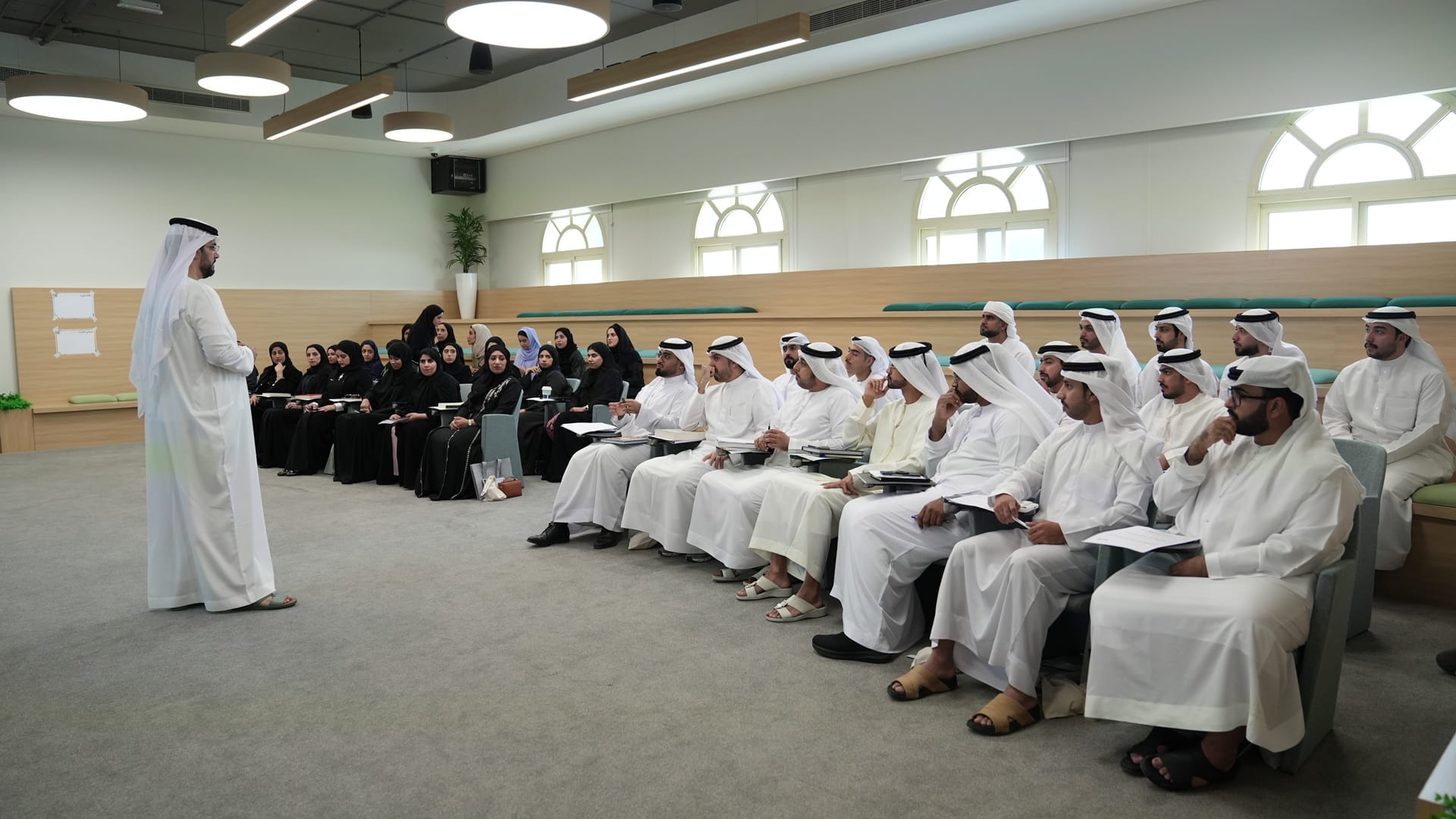 صورة بعنوان: خريج الموجه المعتمد يدير دورة التوجيه القيادي بالشارقة بـ35مشاركاً 