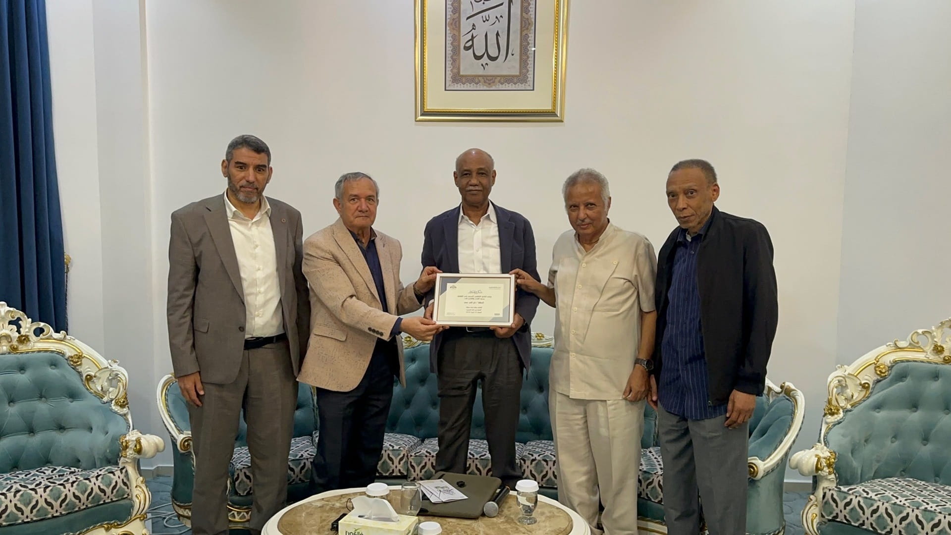 صورة بعنوان: تاج السر حسن يستعرض "الإعجاز في الخط العربي" بالشارقة 